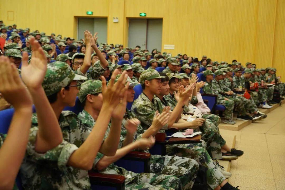 这是一台可以带你敲开未来之门的奢华人工智能电脑:宇宙宣言AI PC
